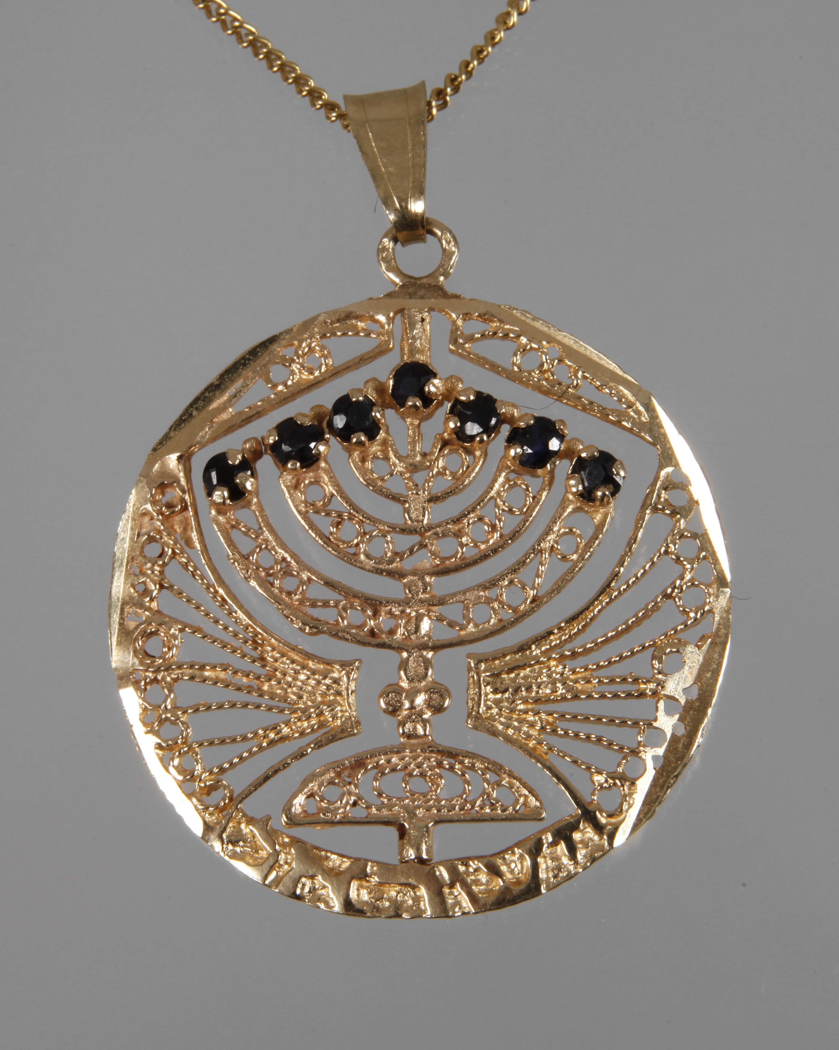 Anhänger mit Rubinen und Saphiren