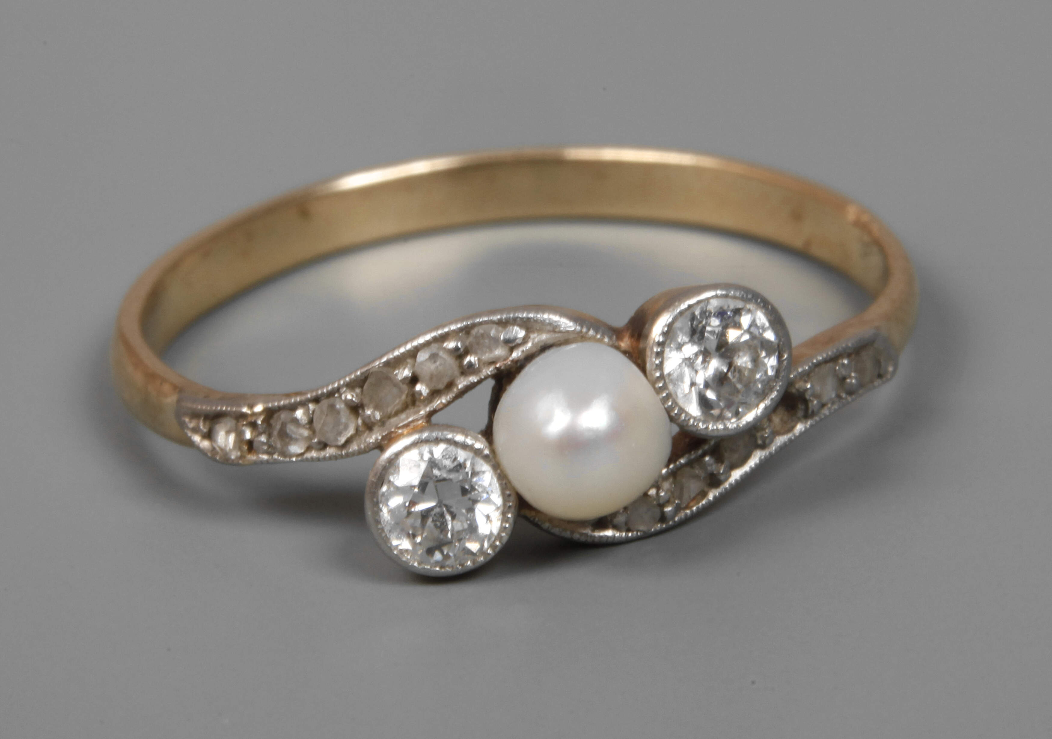 Damenring mit Perle und Diamanten