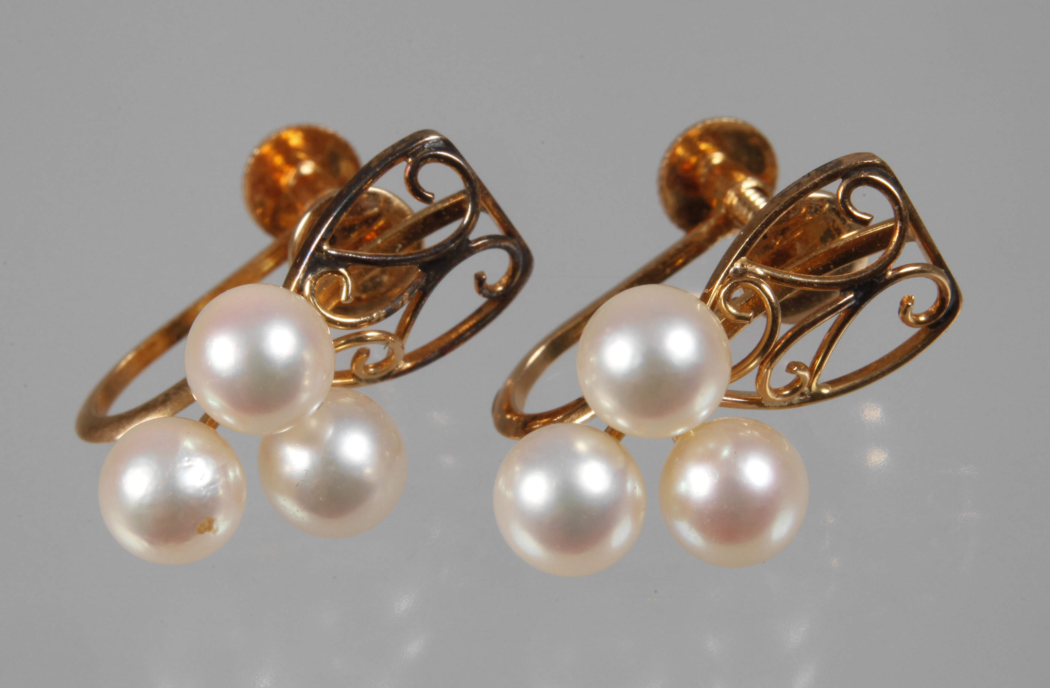 Paar Ohrringe mit Perlen