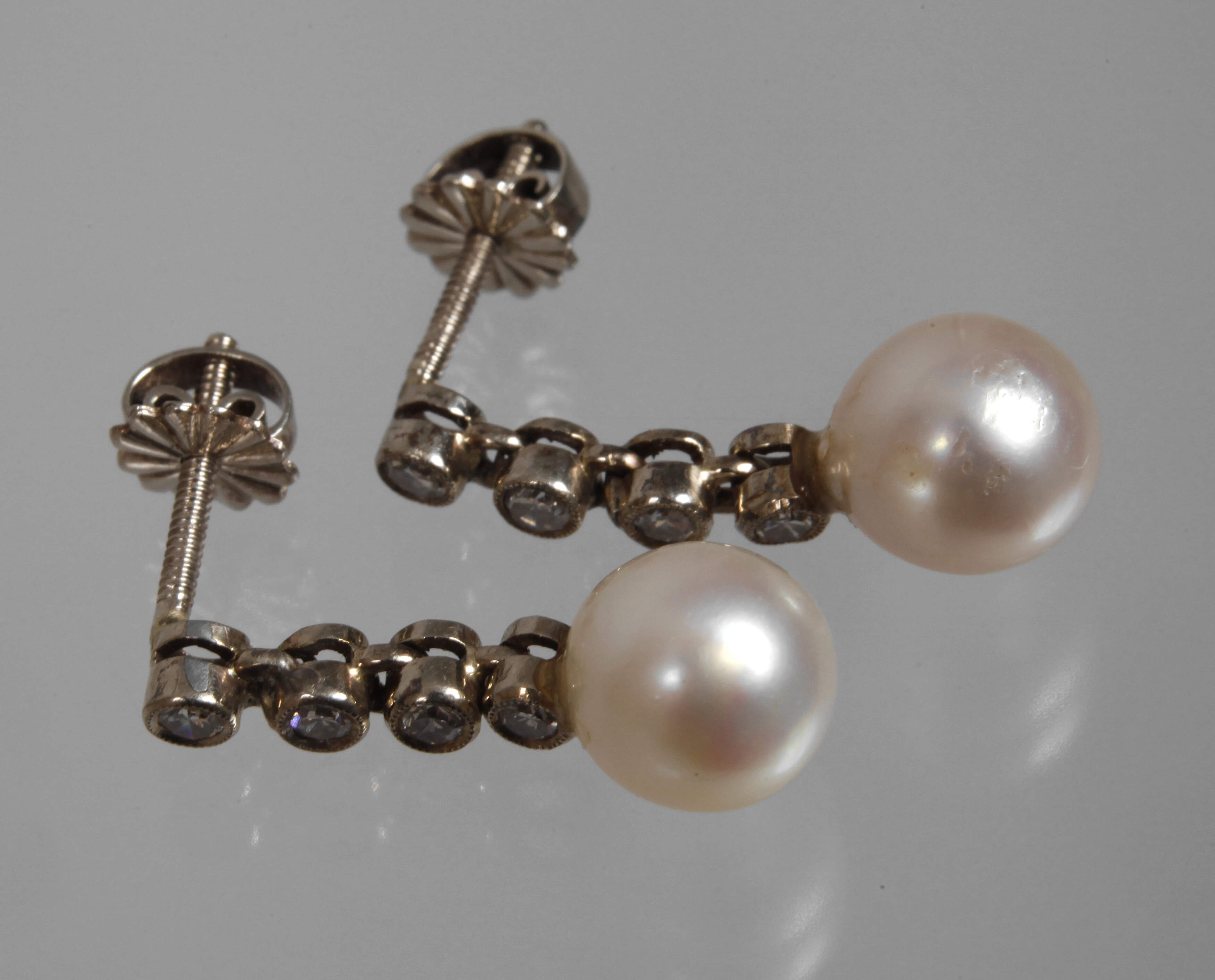 Paar Ohrhänger mit Perlen und Diamanten