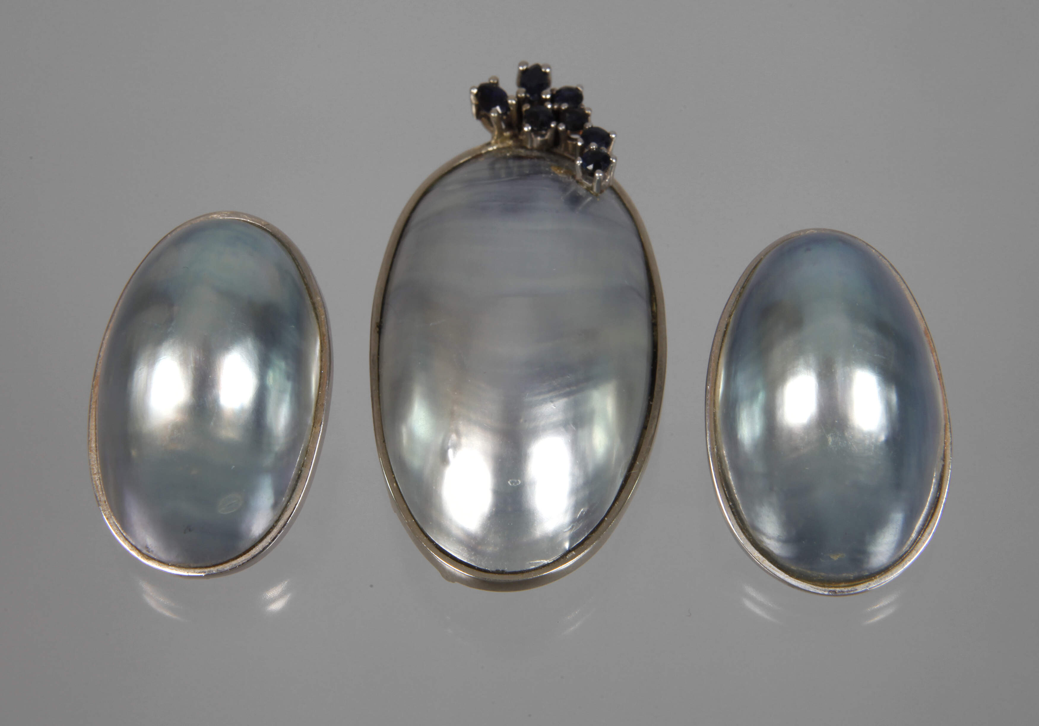 Schmuckset mit Perlen und Saphiren