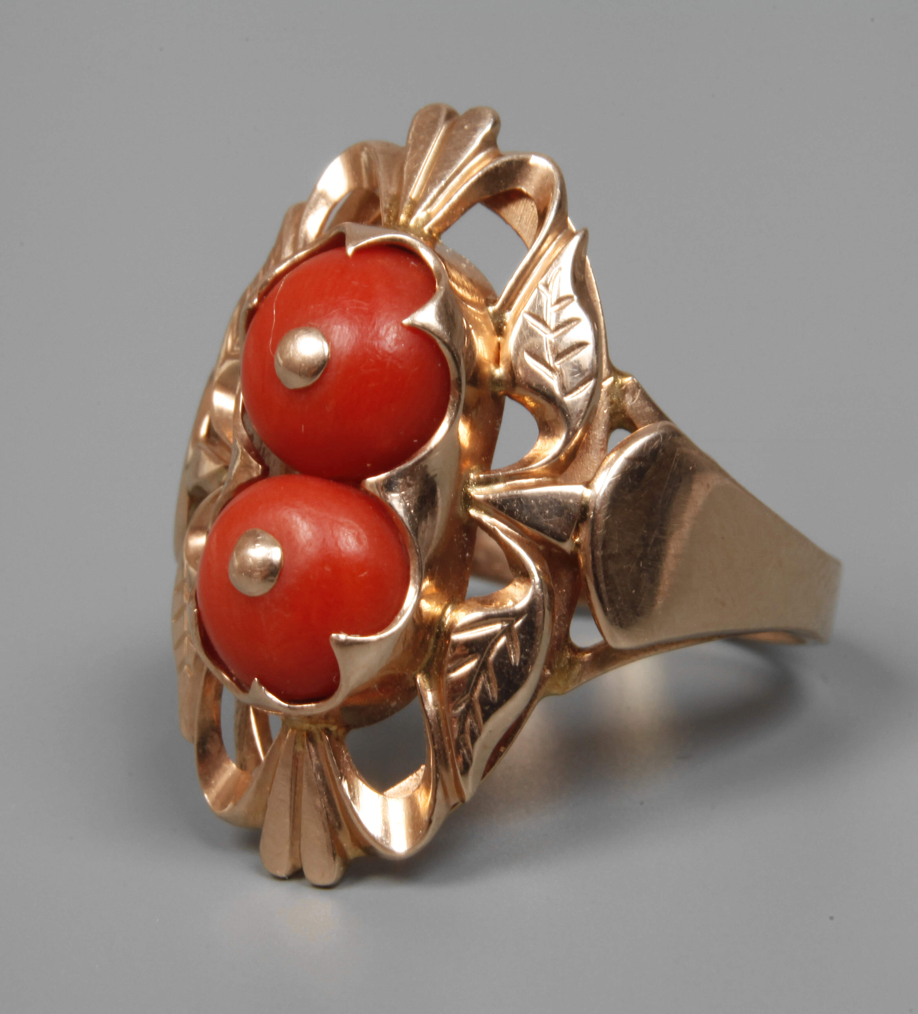 Damenring mit Korallen
