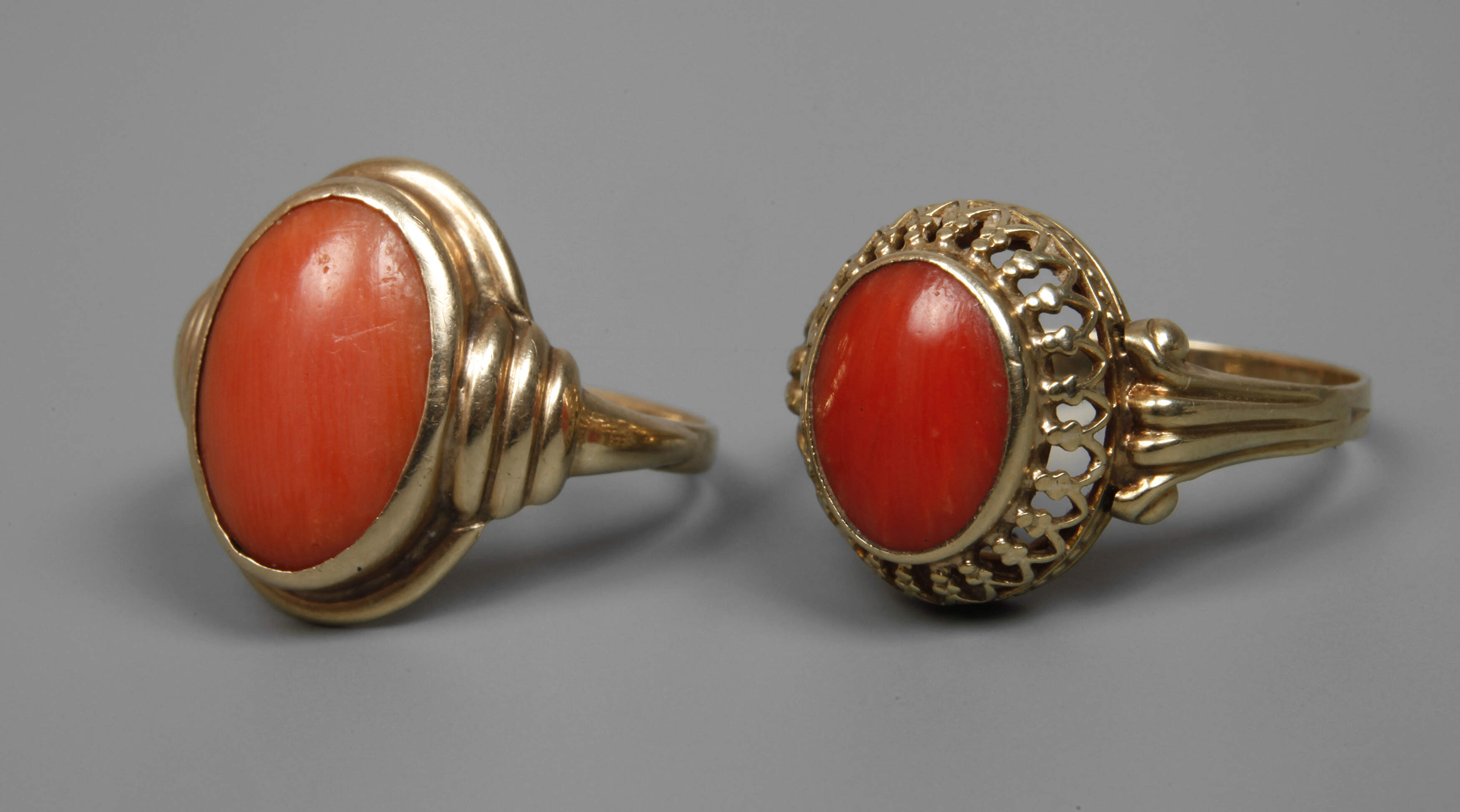 Zwei Damenringe mit Korallen