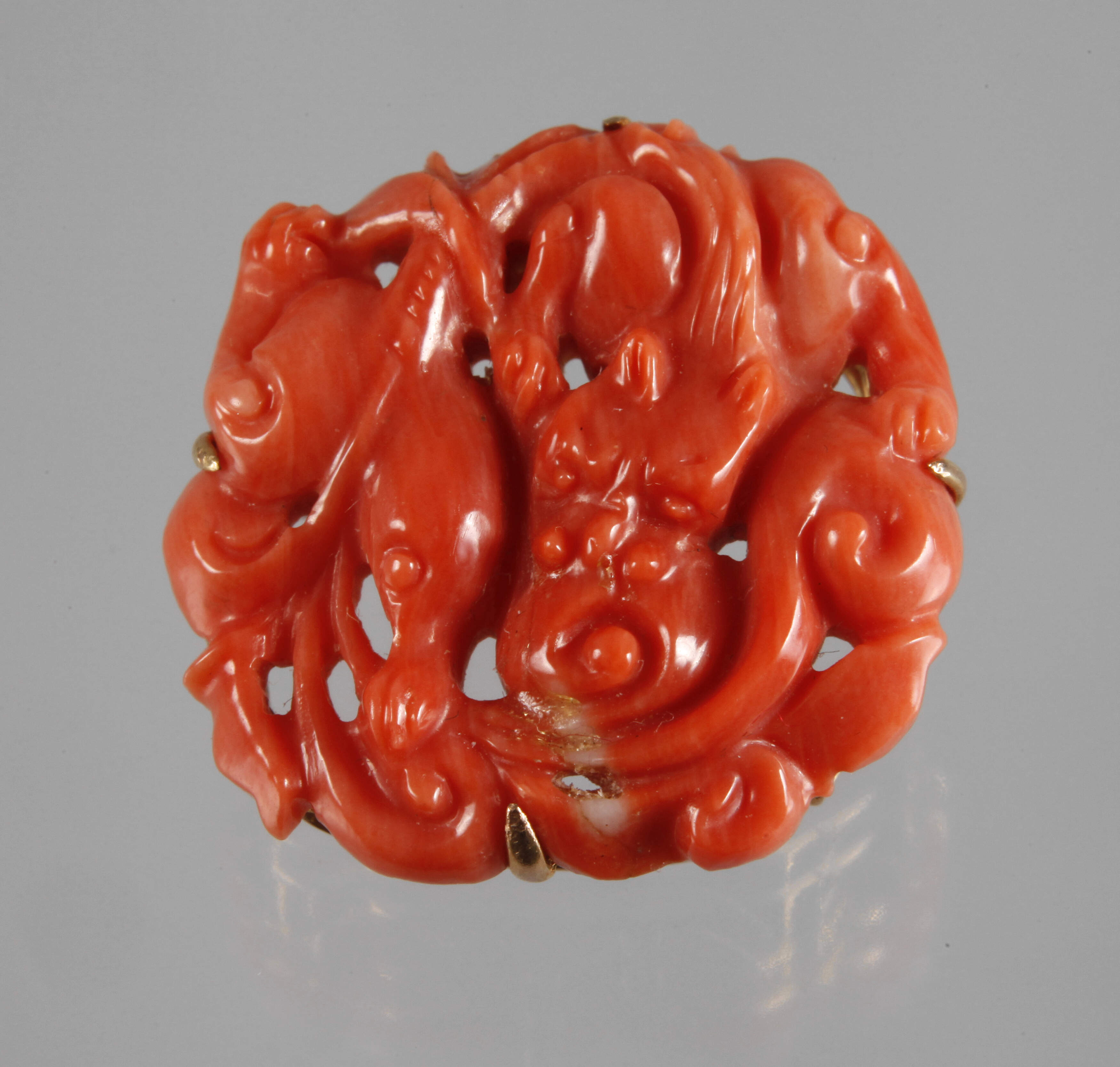Brosche mit fein geschnittener Koralle