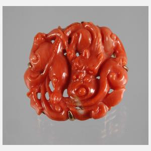 Brosche mit fein geschnittener Koralle