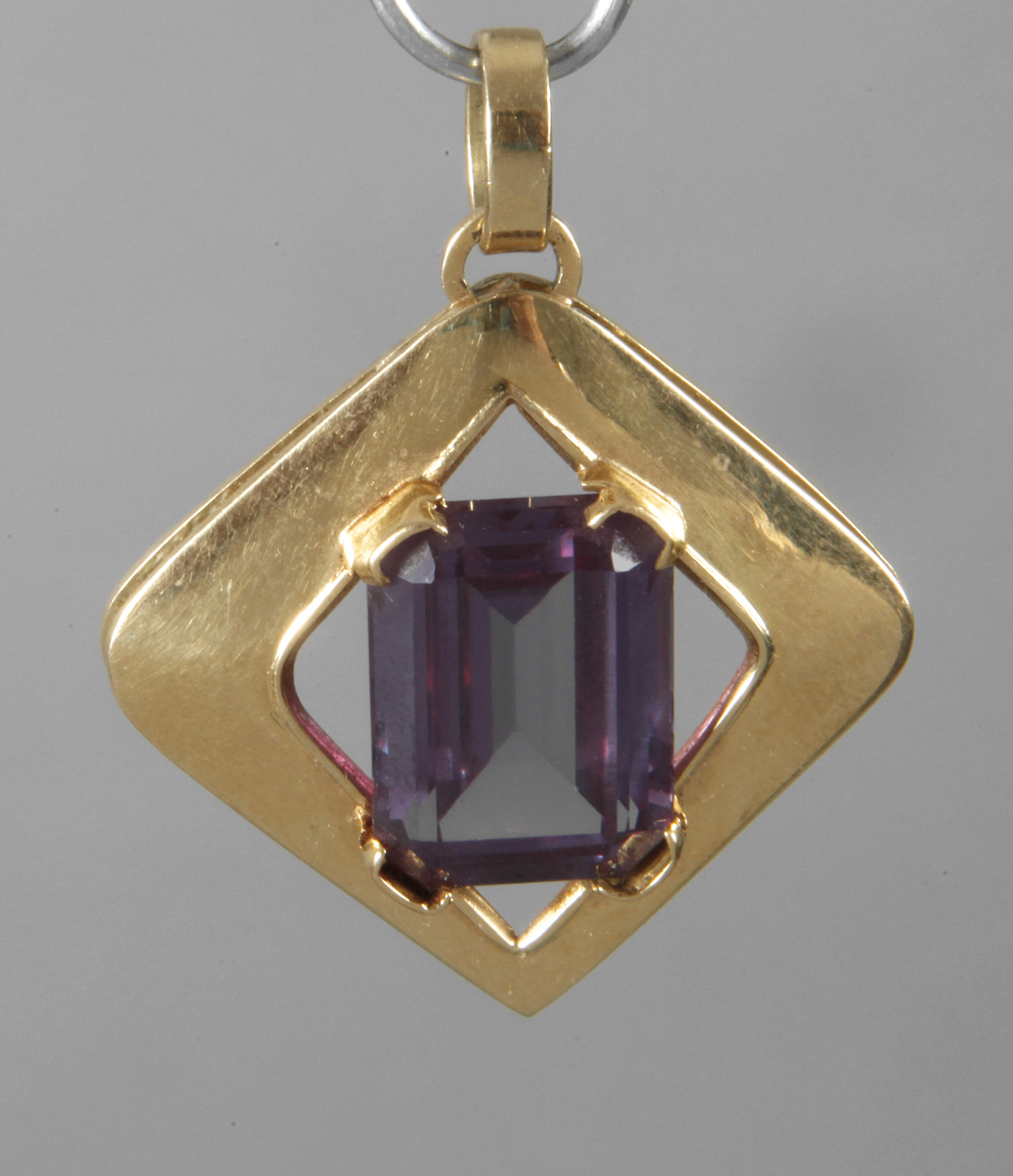 Anhänger mit Steinbesatz