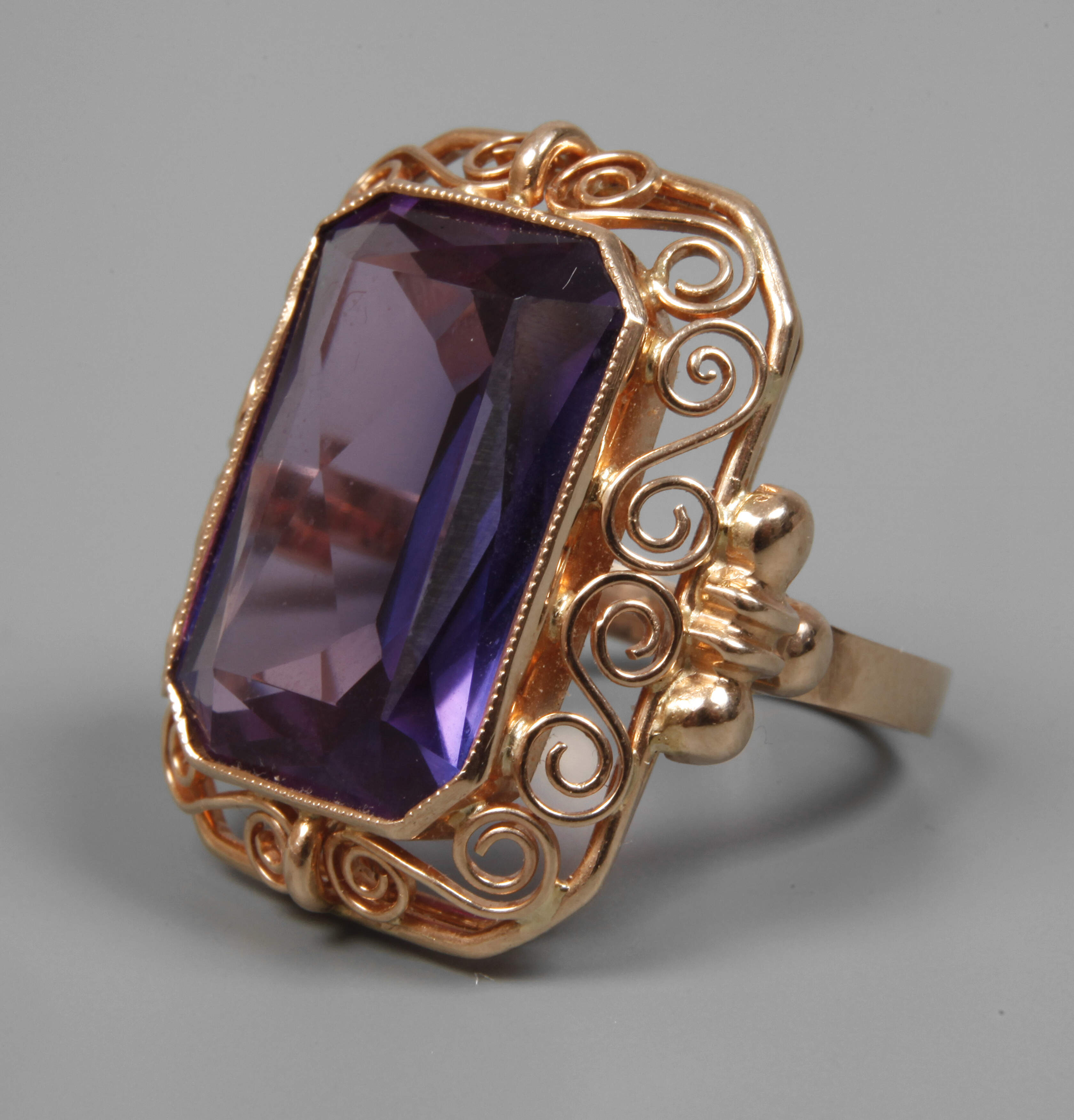 Damenring mit Steinbesatz