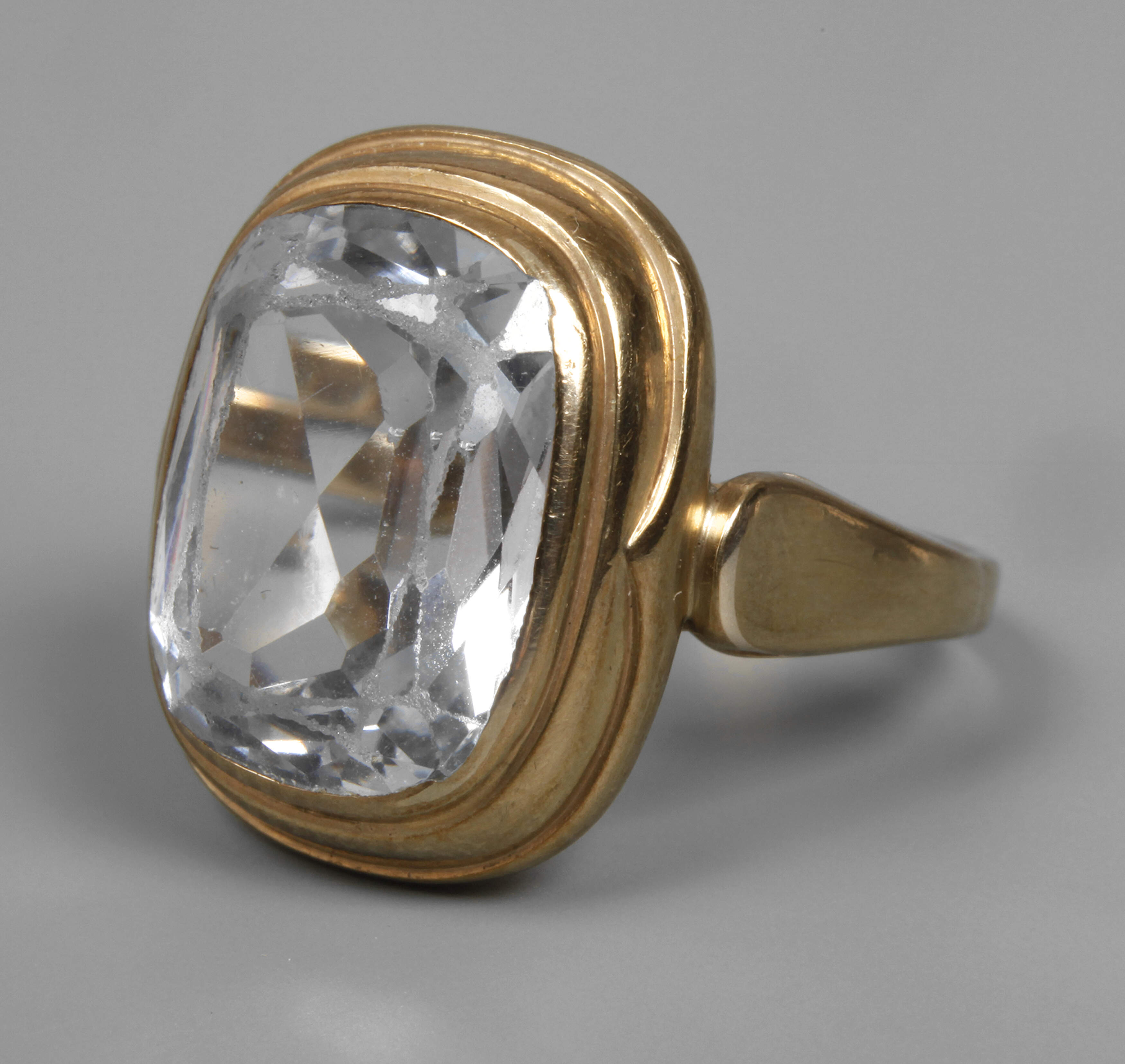 Damenring mit Steinbesatz