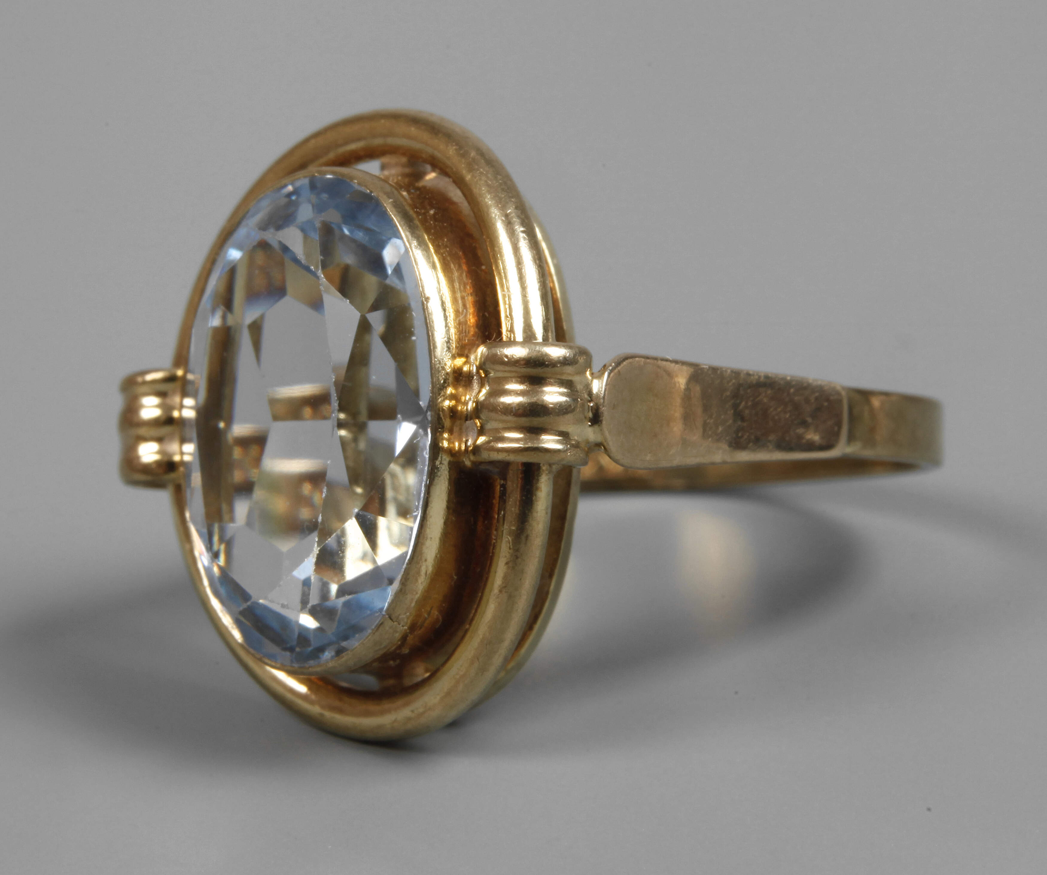 Damenring mit Steinbesatz