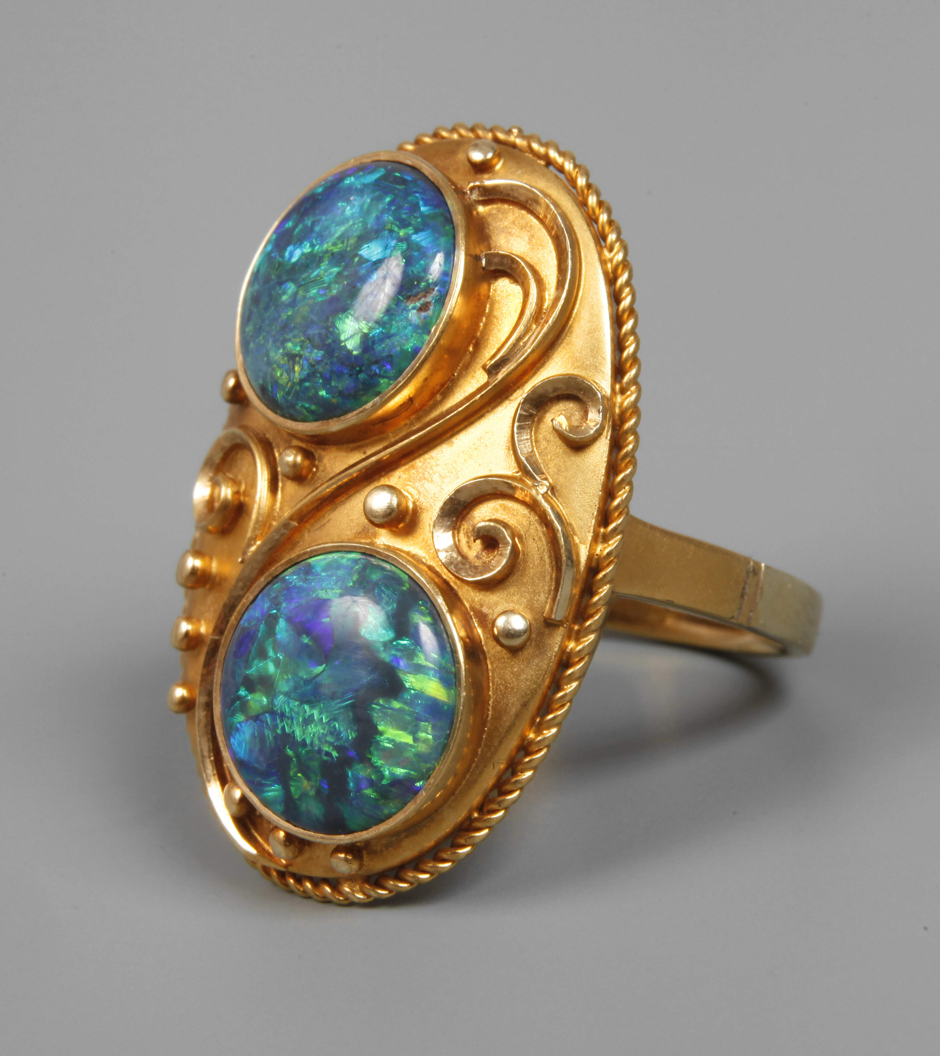 Damenring mit Edelopalen