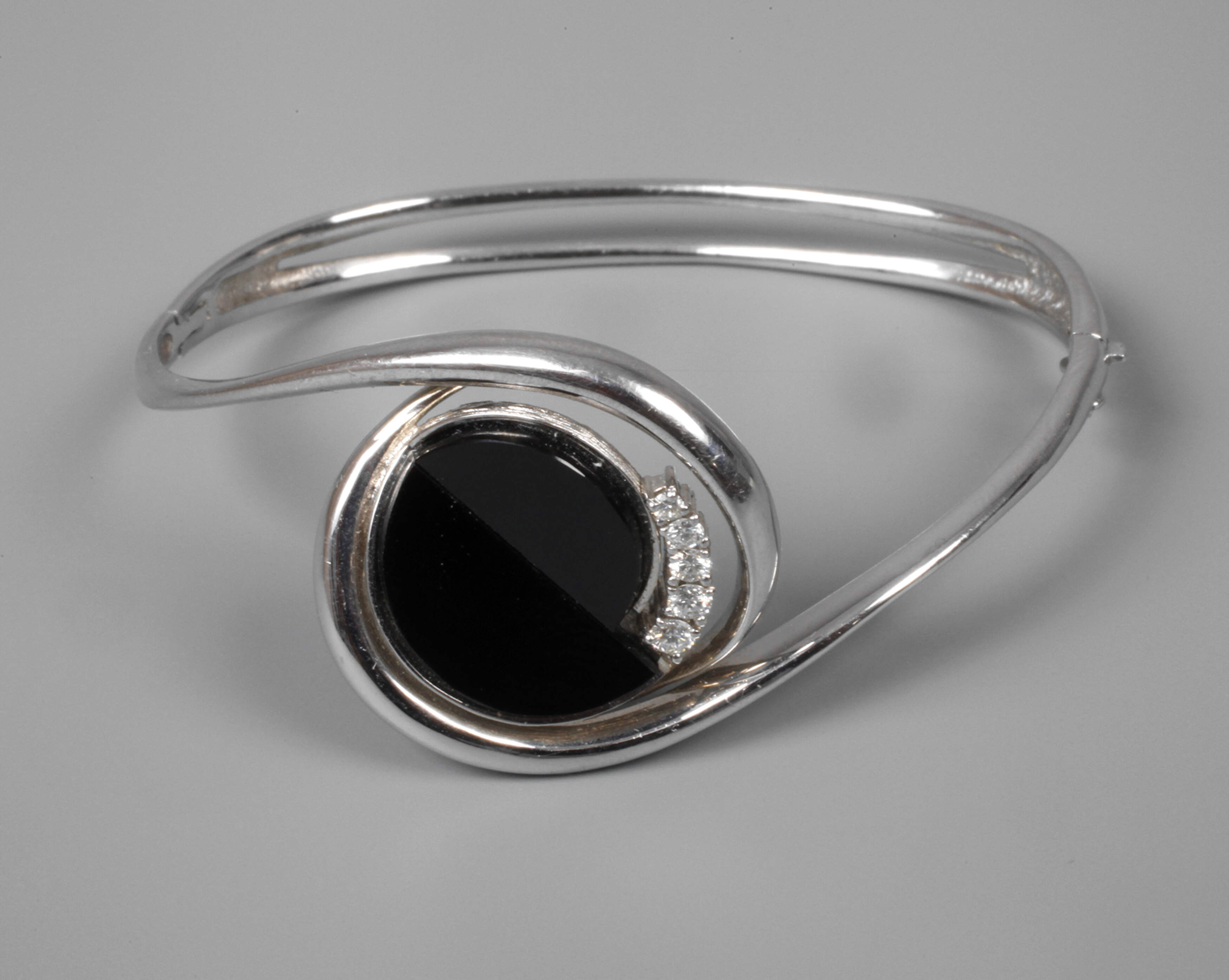 Armreif mit Onyx und Brillanten