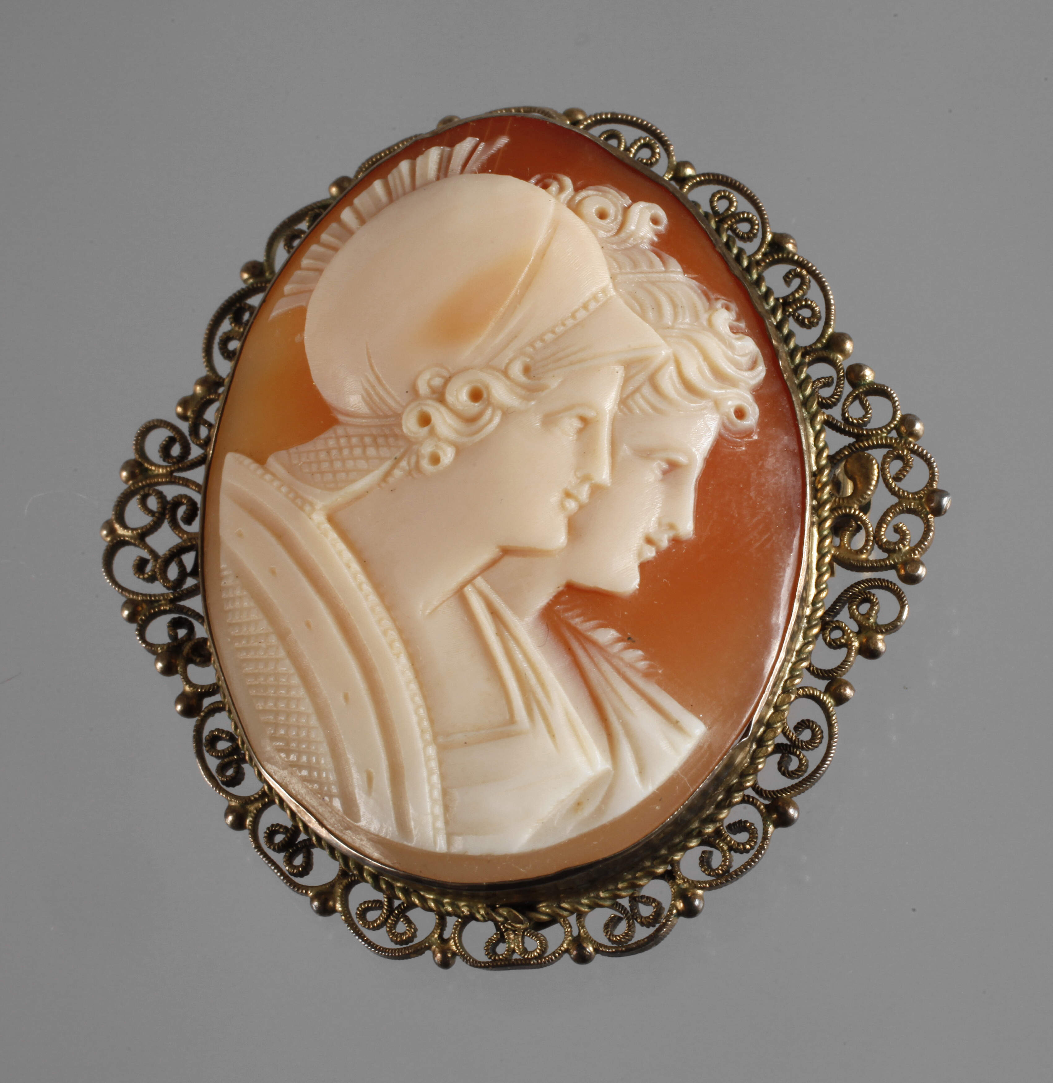 Brosche mit Muschelkamee