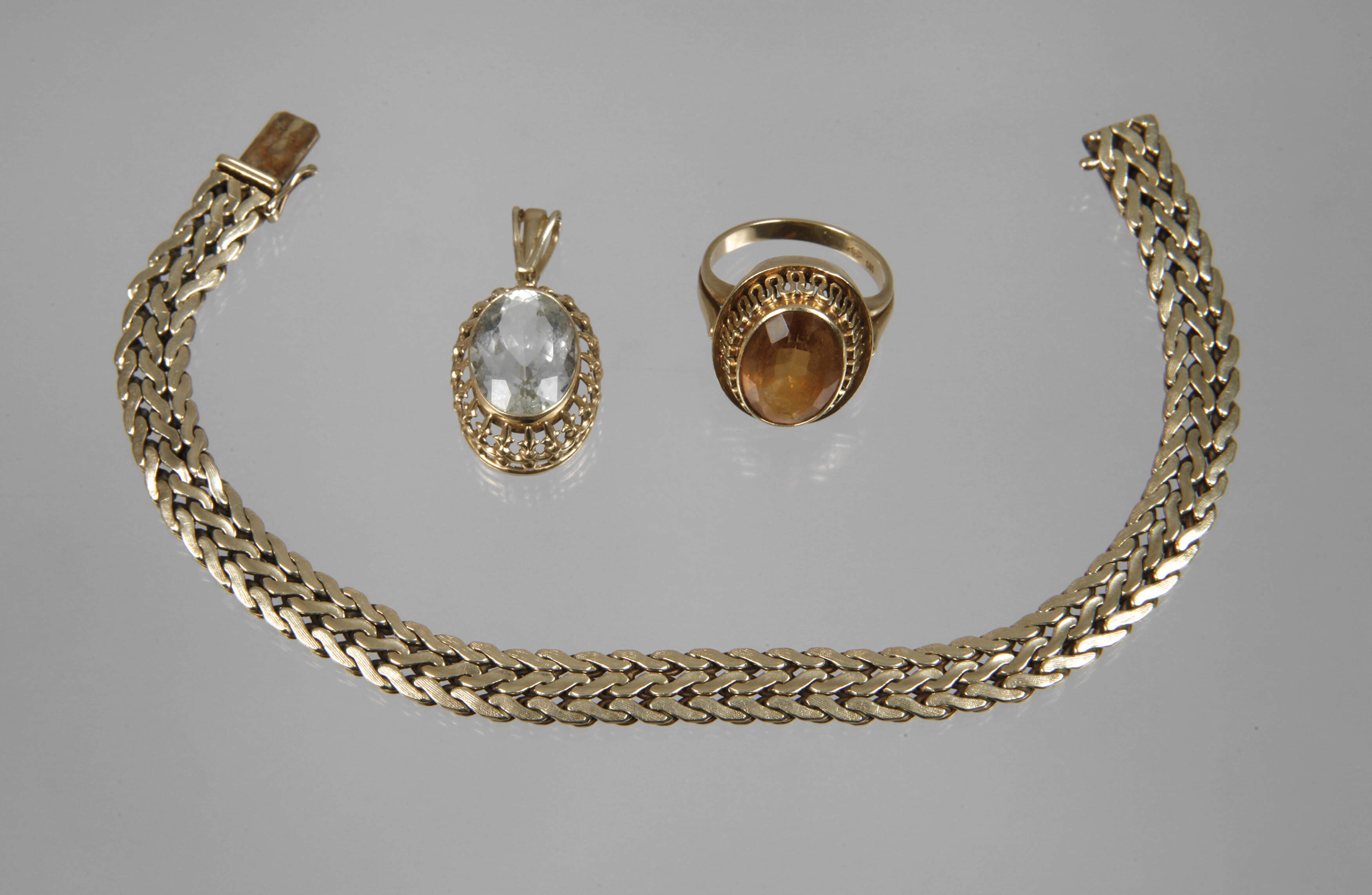 Drei Teile Goldschmuck