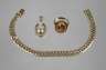 Drei Teile Goldschmuck