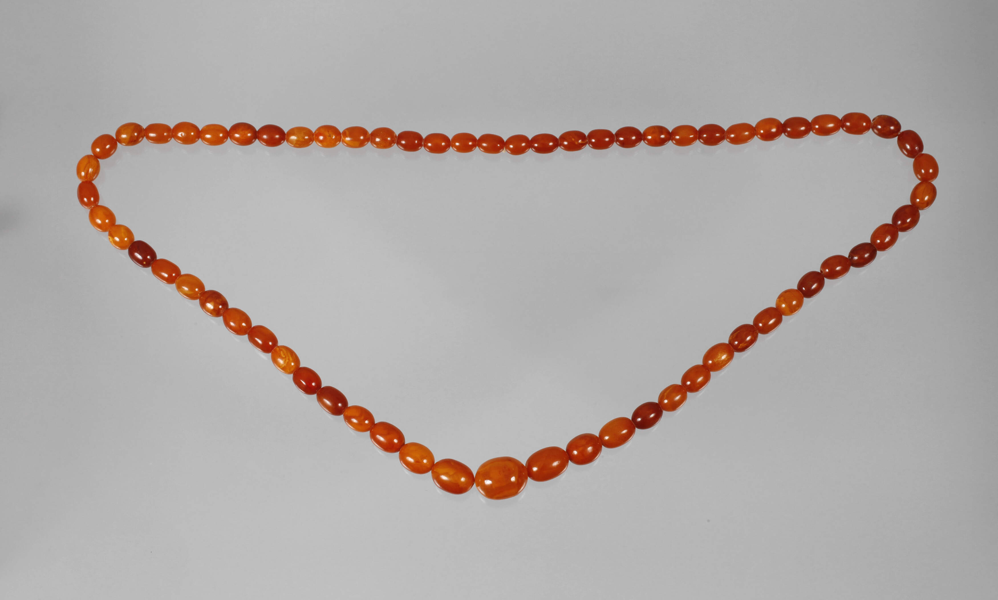 Langes Bernsteincollier