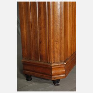 Spätbarocker Wellenschrank