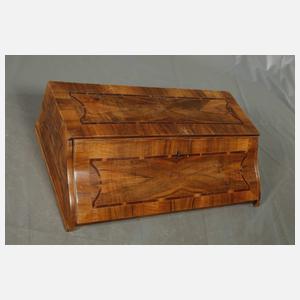 Zwei Teile eines Aufsatzmöbels