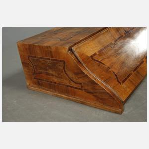 Zwei Teile eines Aufsatzmöbels