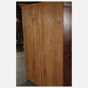 Bäuerlicher Hochzeitsschrank