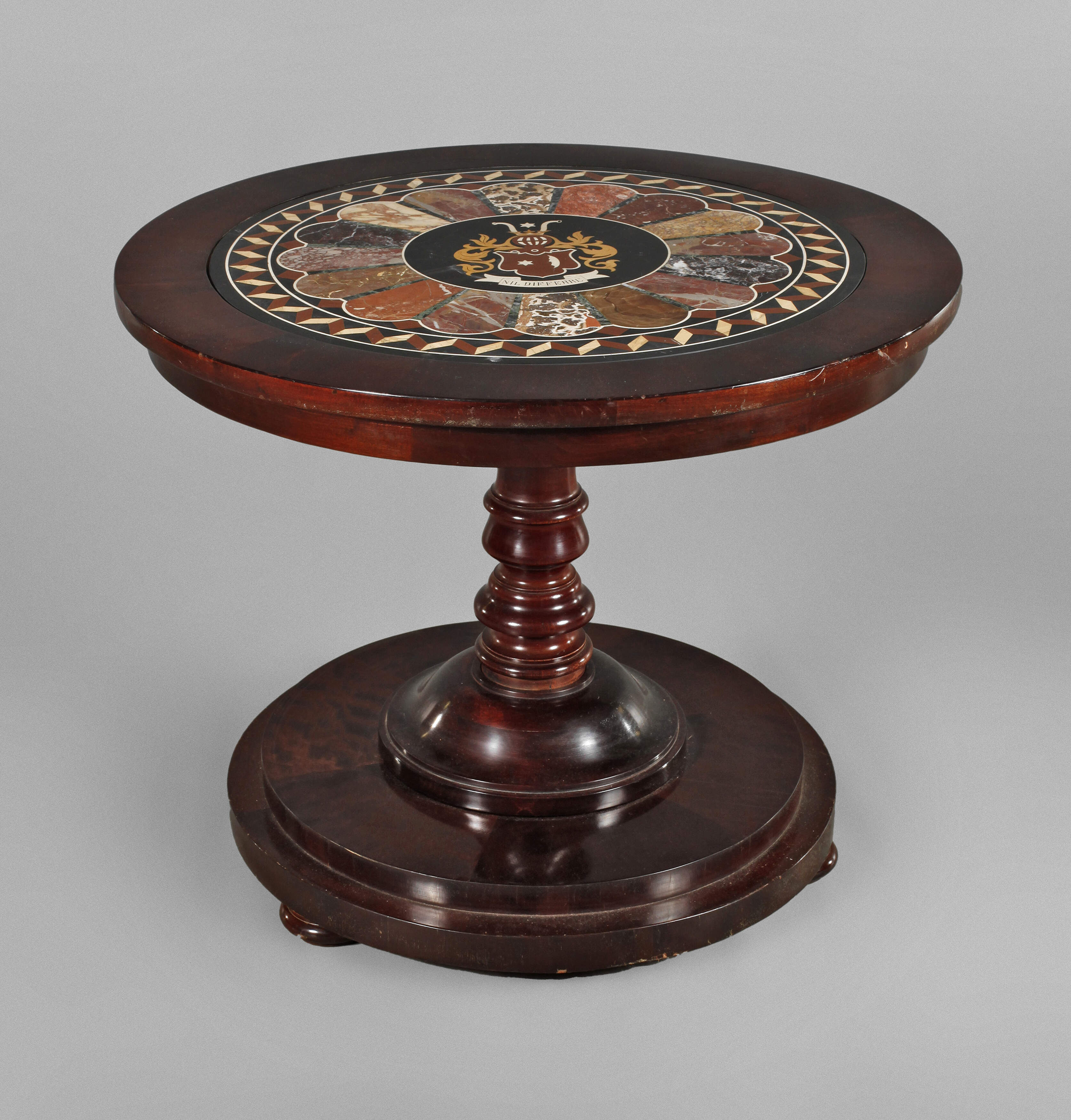 Tisch mit Pietra Dura-Platte