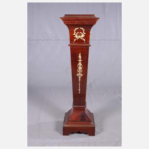 Klassizistisches Säulenpodest