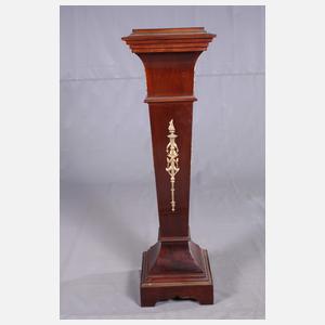 Klassizistisches Säulenpodest