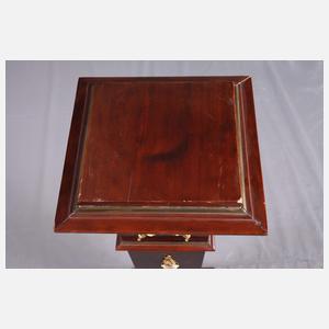 Klassizistisches Säulenpodest