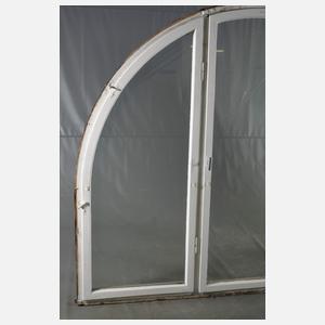 Vier große Rundbogenfenster