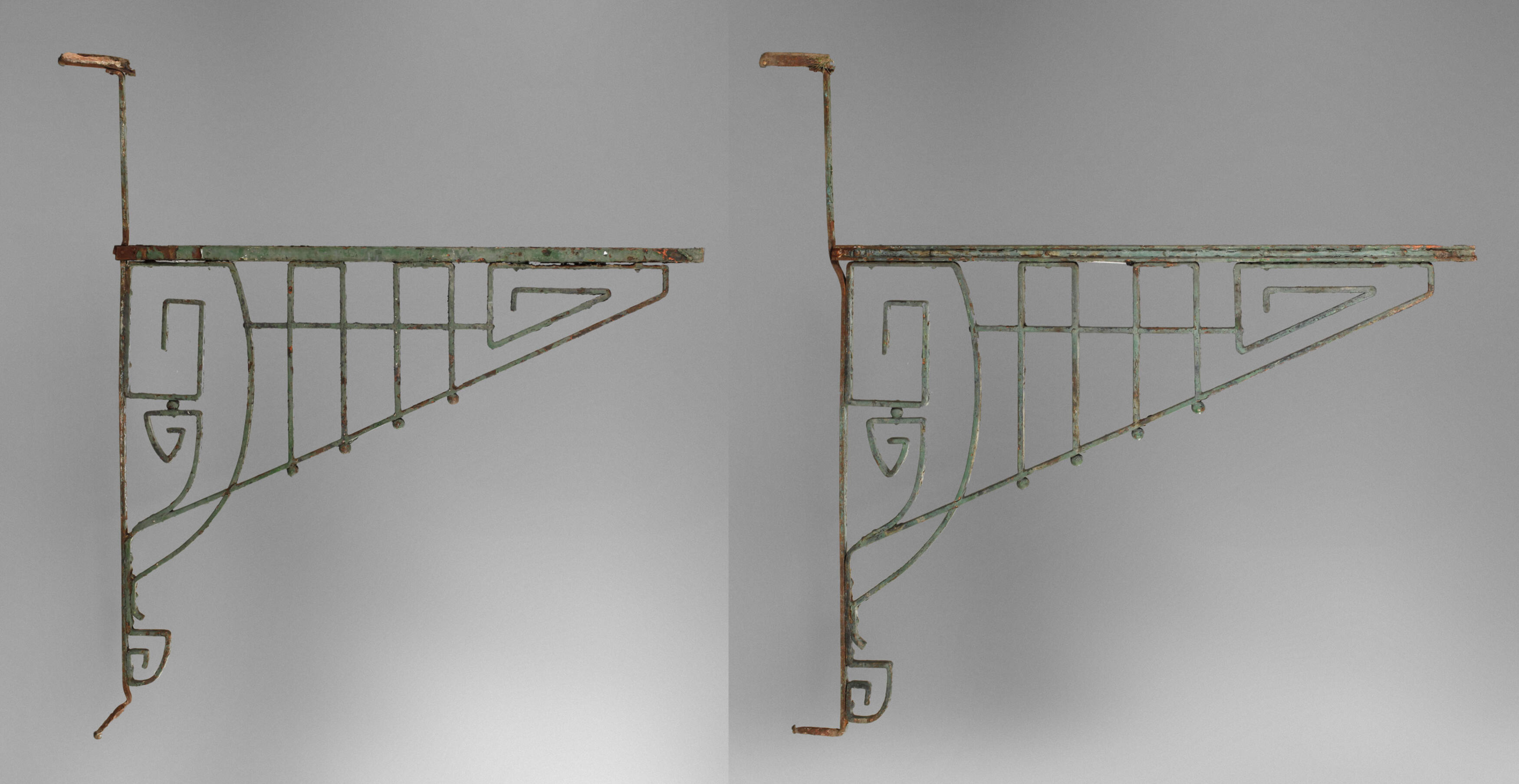 Paar große Wandkonsolen