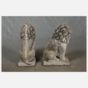 Paar sitzende Löwen