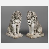 Paar sitzende Löwen111