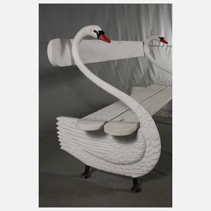 Gartenbank mit Schwänen