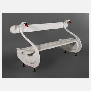 Gartenbank mit Schwänen