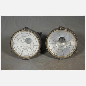 Paar große Industrielampen