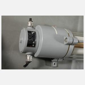 Drei große Industriedeckenlampen