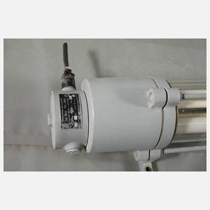 Drei große Industriedeckenlampen