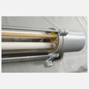 Drei große Industriedeckenlampen