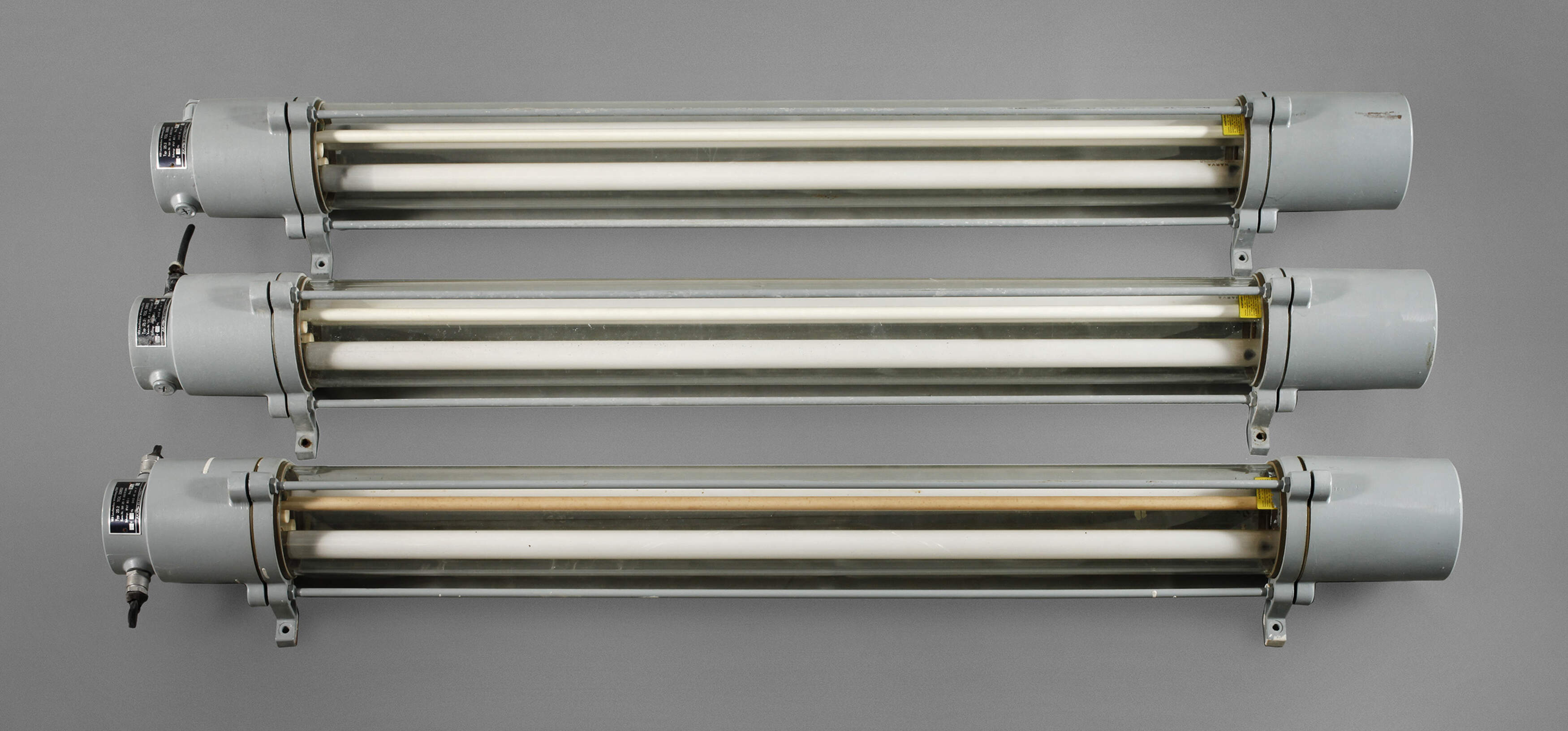 Drei große Industriedeckenlampen