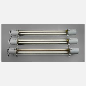 Drei große Industriedeckenlampen