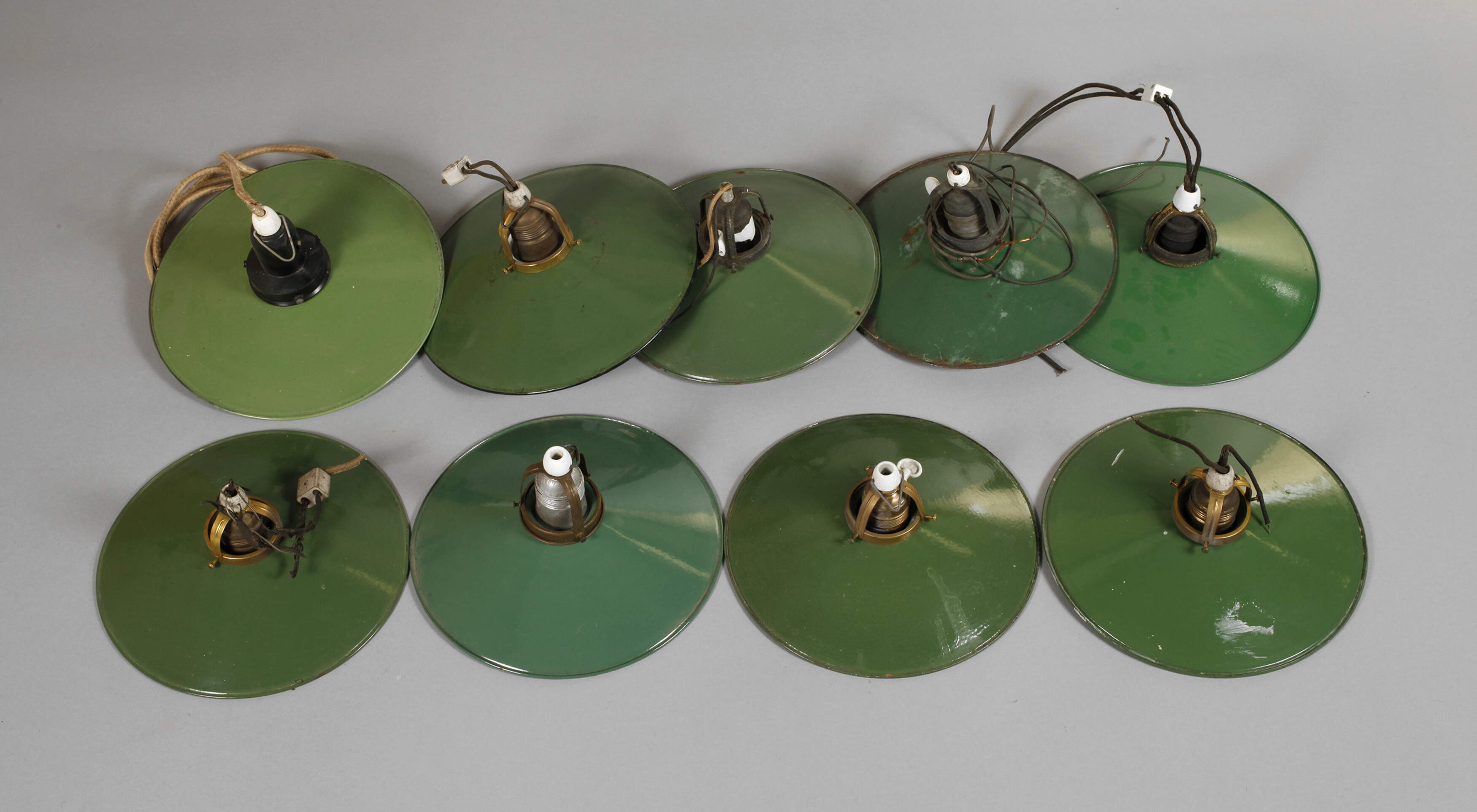 Neun Lampen mit Emailleschirm