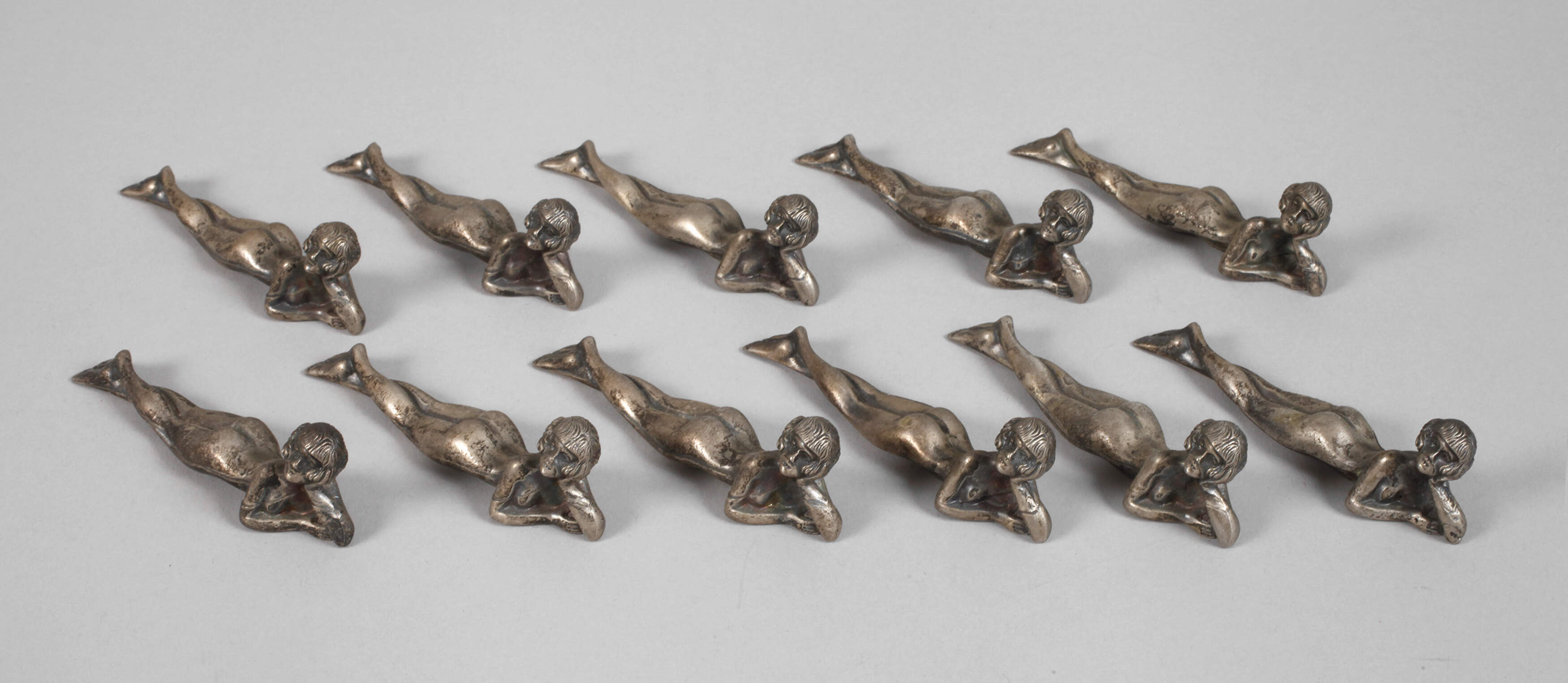 Elf figürliche Messerbänkchen als Damenakte