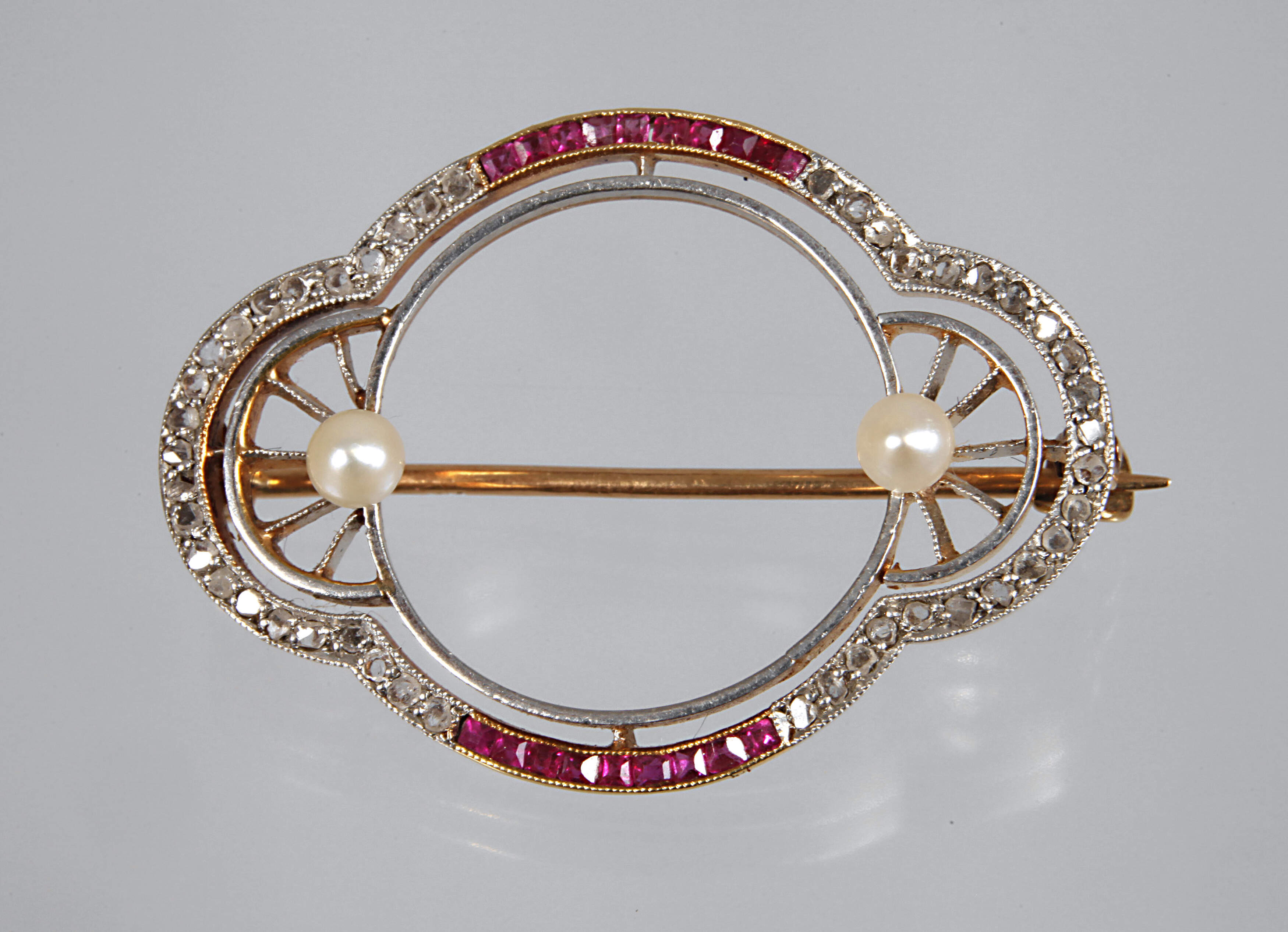 Art déco-Brosche mit Rubinen, Diamanten und Perlen