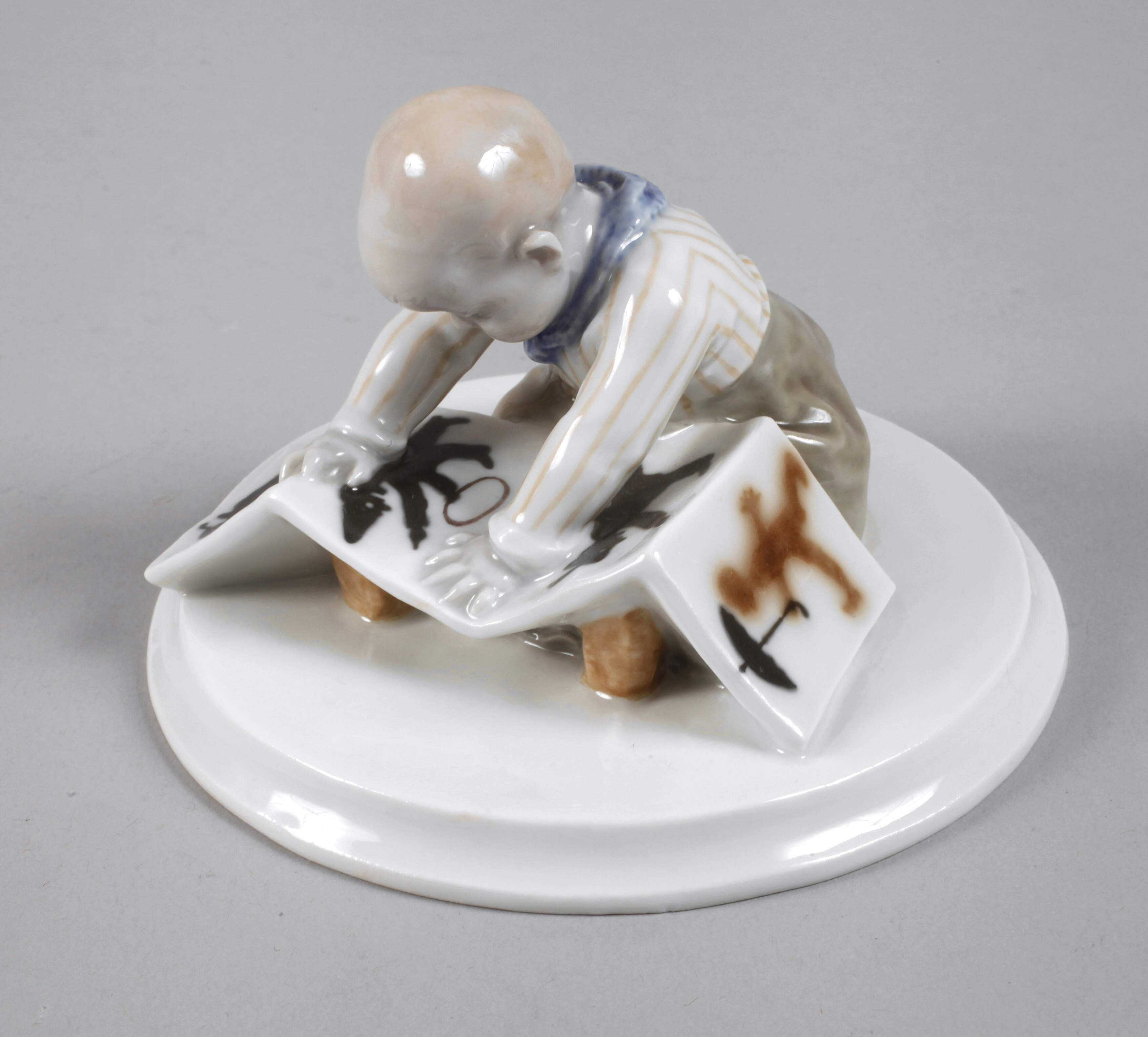 Meissen "Kind mit Bilderbuch, klein"