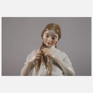 Meissen "Mädchen, einen Zopf flechtend"