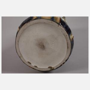 Laufglasurvase mit floralen Henkeln