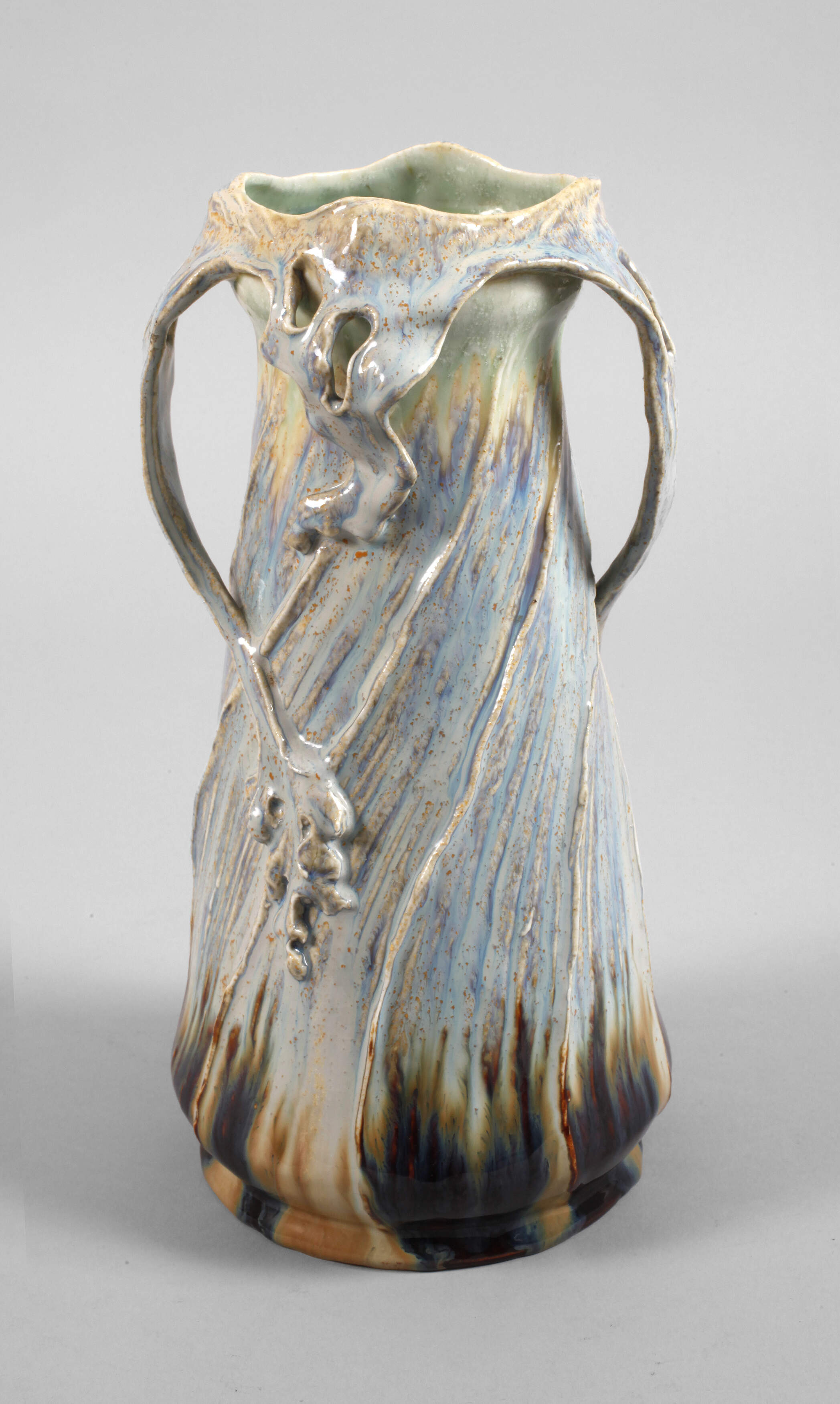 Laufglasurvase mit floralen Henkeln