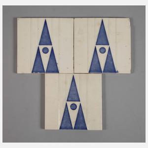 Drei Fliesen mit geometrischem Dekor