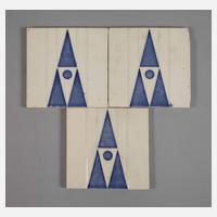 Drei Fliesen mit geometrischem Dekor111