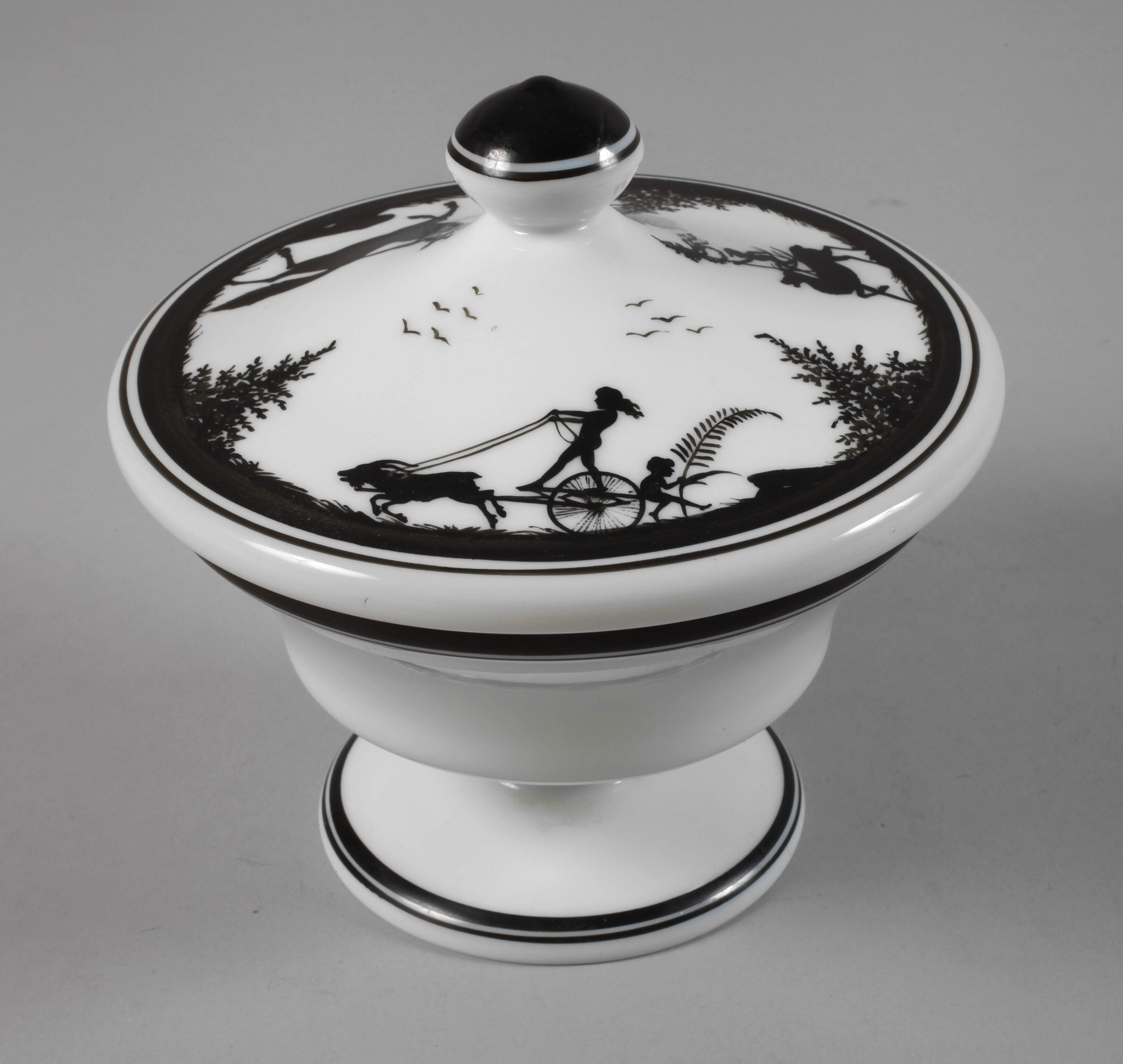 Deckeldose mit Schwarzlotmalerei