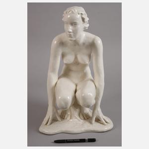 Hockender weiblicher Akt